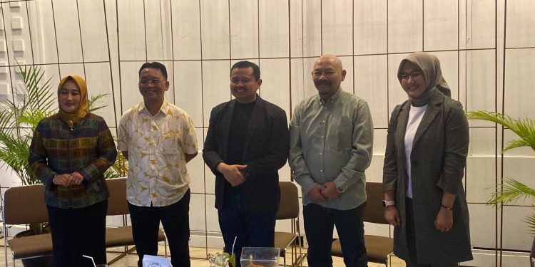 Pasangan Dony Ahmad Munir dan Agus Muslim Tampil Mesra di Acara Talkshow Menuju Pendopo