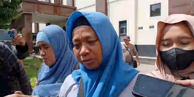 Kartini Ibu Pegi Setiawan Jenguk Anaknya di Ruang Tahanan Polda Jabar