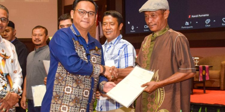 Bareng Kementerian ATR, Hailuki Ikut Serahkan Sertipikat